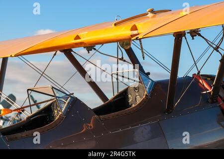 Cockpit d'un Boeing Stearman 75 1942 Biplan Banque D'Images