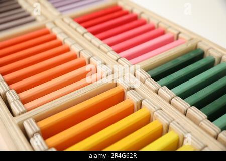 Boîte en bois avec comprimés de couleur, gros plan. Jouet Montessori Banque D'Images