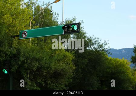 Poste avec feu vert sur la rue de la ville Banque D'Images