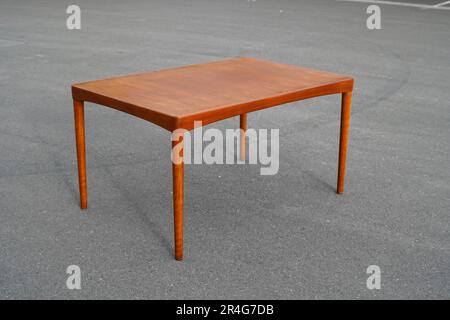 Une table à manger en teck du milieu du siècle 50s 60s Danish Design Vintage Dining en bois massif moderne antique rétro original isolé sur mur blanc dans moderne Banque D'Images