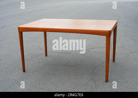 Une table à manger en teck du milieu du siècle 50s 60s Danish Design Vintage Dining en bois massif moderne antique rétro original isolé sur mur blanc dans moderne Banque D'Images