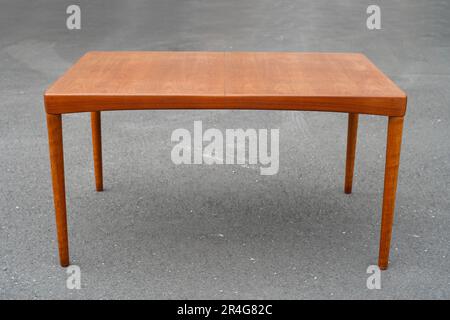 Une table à manger en teck du milieu du siècle 50s 60s Danish Design Vintage Dining en bois massif moderne antique rétro original isolé sur mur blanc dans moderne Banque D'Images