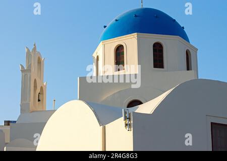 Une des églises typiques avec dôme bleu à Oia sur Santorini Banque D'Images