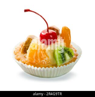 Délicieuse pâtisserie aux fruits caramélisés et à la crème isolée sur fond blanc Banque D'Images