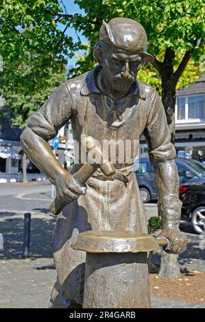 Monument de Pannekloepper, forgeron, artisanat historique de forgeron, place du marché, Olpe, Parc naturel d'Ebbegebirge, pays aigre, Rhénanie-du-Nord-Westphalie Banque D'Images