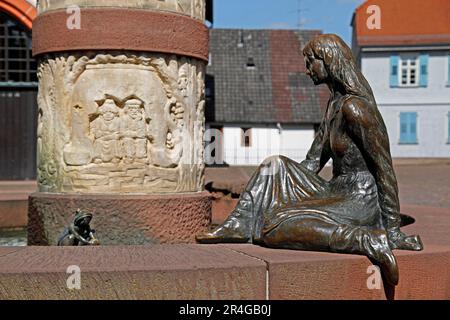 Fontaine de conte de fées, le roi de grenouille avec boule dorée et la fille du roi, Steinau an der Strasse, quartier main-Kinzig, Hesse, roi de grenouille, roi de roi Banque D'Images