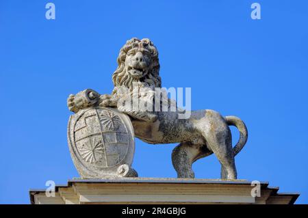 Sculpture du lion, Versailles westphalien, Palais de l'eau baroque de Nordkirchen, siège de l'Université des sciences appliquées de Rhénanie-du-Nord-Westphalie Banque D'Images