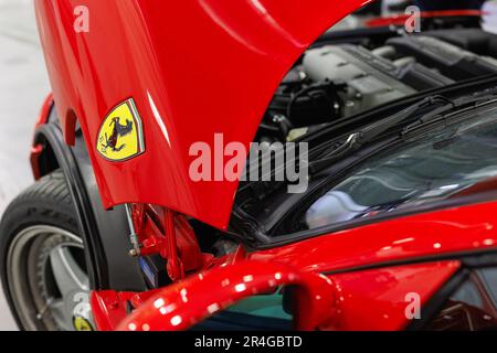 Moteur d'une Ferrari 456 à capot ouvert. Banque D'Images