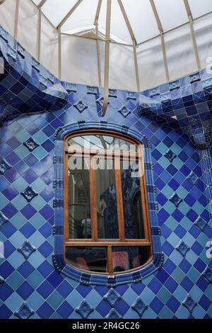Intérieur de la célèbre Casa Batllo à Barcelone - détail de l'arbre de l'ascenseur, Espagne. Banque D'Images