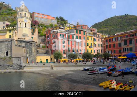 Vernazza, Cinque Terre, centre au port, bateaux colorés, église centrale, Italie, Italia, Ligurie, Riviera di Levante Banque D'Images