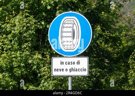 Signalisation routière en Italie dans les Apennines conseillant l'utilisation de chaînes sur les pneus en cas de neige ou de glace sur les routes, Europe Banque D'Images