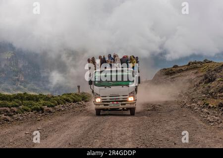 Camion avec de nombreuses personnes, Parc national des montagnes Simien, zone Simien Gonder, région d'Amhara, Éthiopie Banque D'Images