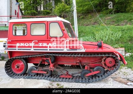 Snow Trac, véhicule à chenilles rouges ou Snow Cat conçu pour rouler sur la neige, en Italie Banque D'Images