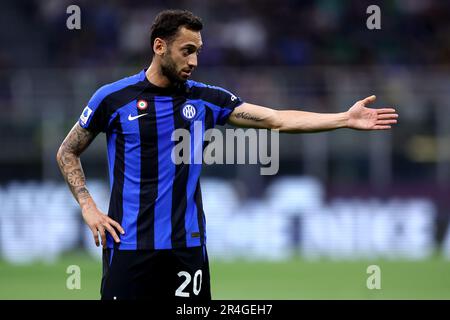 Milan, Italie. 27th mai 2023. Hakan Calhanoglu du FC Internazionale gestes pendant la série Un match de football entre le FC Internazionale et Atalanta BC au Stadio Giuseppe Meazza sur 27 mai 2023 à Milan Italie . Credit: Marco Canoniero / Alamy Live News Banque D'Images