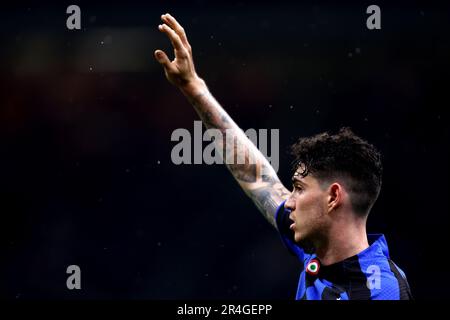 Milan, Italie. 27th mai 2023. Alessandro Bastoni du FC Internazionale gestes pendant la série Un match de football entre le FC Internazionale et Atalanta BC au Stadio Giuseppe Meazza sur 27 mai 2023 à Milan Italie . Credit: Marco Canoniero / Alamy Live News Banque D'Images