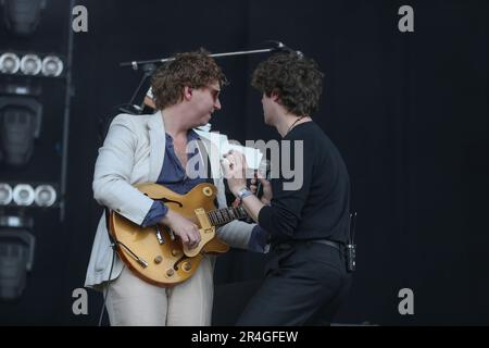 The Kooks Perform Live on the main Stage at Neighbourhood Weekend Festival Warrington 27th mai 2023 Banque D'Images