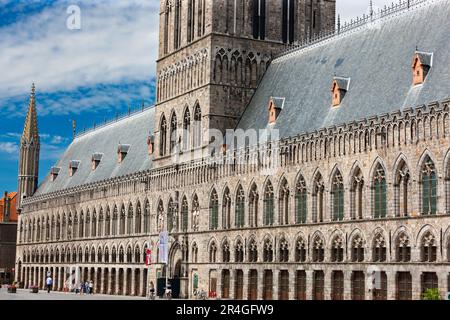 Ypres, Belgique - 8 juillet 2010 : la salle des tissus d'Ypres (Ieper). Vieux Lakenhalle, marché de tissus gothiques, reconstruit après la destruction lors de la première Guerre mondiale Banque D'Images