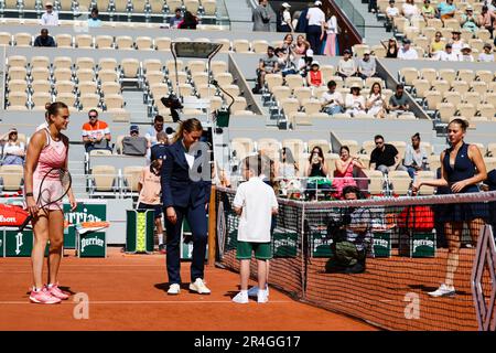 Paris, France. 28th mai 2023. Tennis : Grand Chelem, WTA Tour - French Open, singles, Women, 1st round, Sabalenka (Fédération de Biélorussie) - Kostjuk (Ukraine) : Aryna Sabalenka (l) et Marta Kostjuk (r) se font face lors de la sélection du court. Credit: Frank Molter/dpa/Alay Live News Banque D'Images