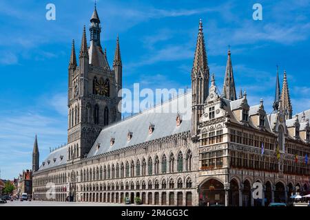 Ypres, Belgique - 8 juillet 2010 : la salle des tissus d'Ypres (Ieper). Vieux Lakenhalle, marché de tissus gothiques, reconstruit après la destruction lors de la première Guerre mondiale Banque D'Images