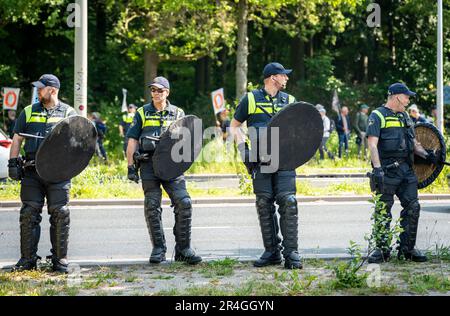 La Haye, pays-Bas, 27.05.2023 ans, policiers néerlandais sur la route lors de manifestations contre l'extinction du mouvement de rébellion à la Haye Banque D'Images