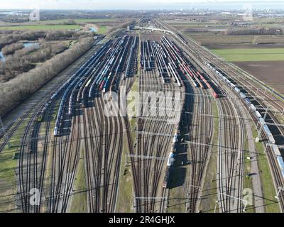 Centre d'activités animé, le dépôt de trains Kijfhoek est une merveille de logistique de transport au cœur de Zwijndrecht. Banque D'Images