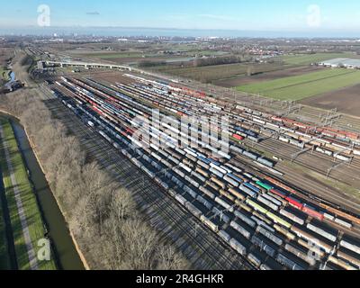 Centre d'activités animé, le dépôt de trains Kijfhoek est une merveille de logistique de transport au cœur de Zwijndrecht. Banque D'Images