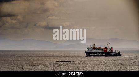 Le ferry calédonien MacBrayne 'Lord of the Isles' quitte l'île Hebridée de Coll, en Écosse, en direction d'Oban sur le continent écossais. Banque D'Images