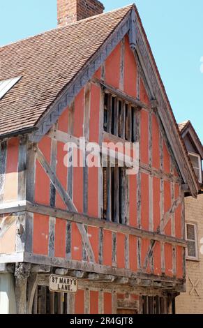 Bâtiment à colombages rose à St. Mary's Lane, Tewkesbury, Gloucestershire, Cotswolds, Angleterre, ROYAUME-UNI Banque D'Images
