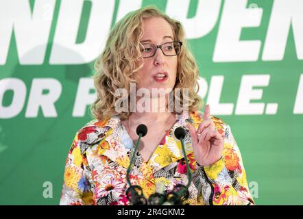 Photo du dossier datée du 25/03/23 du codirigeant du Scottish Green Party Lorna Slater, chargé de mettre en place le système de retour des dépôts (DRS) en Écosse et accusé le gouvernement britannique de bloquer Holyrood à chaque tour. Mme Slater, ministre de l'économie circulaire du gouvernement écossais, a poursuivi dimanche ses attaques contre le gouvernement de Westminster après avoir déclaré que le DRS ne peut aller de l'avant en Écosse que si des changements sont faits, en raison des préoccupations au sujet des barrières commerciales à l'intérieur du Royaume-Uni. Date de publication : dimanche 28 mai 2023. Banque D'Images