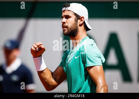 Paris, France, France. 28th mai 2023. Karen KHACHANOV de Russie célèbre son point de vue lors de la première journée de Roland-Garros 2023, Open de France 2023, tournoi de tennis Grand Chelem au stade Roland-Garros de 28 mai 2023 à Paris, France. (Credit image: © Matthieu Mirville/ZUMA Press Wire) USAGE ÉDITORIAL SEULEMENT! Non destiné À un usage commercial ! Banque D'Images