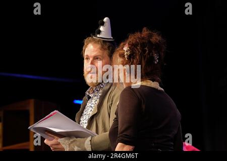 Hay Festival, Hay on Wye, pays de Galles, Royaume-Uni – Dimanche 28th Mai 2023 – les acteurs Samuel West et Helena Bonham carter exécutent une petite comptine de la comptine a nursery Rhyme pour chaque nuit de l'année. Photo Steven May / Alamy Live News Banque D'Images