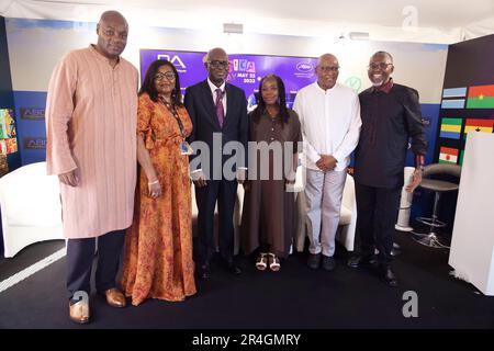 Cannes, France. 25th mai 2023. Un invité, Karine Barclais, Laro Kayode, Tsitsi Dangarembga, Mark Walton et Chike C. Nwoffiah, assistent à la soirée cocktail Banque D'Images