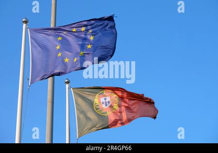 Drapeau national portugais et drapeau de l'Union européenne agitant sous le vent Banque D'Images