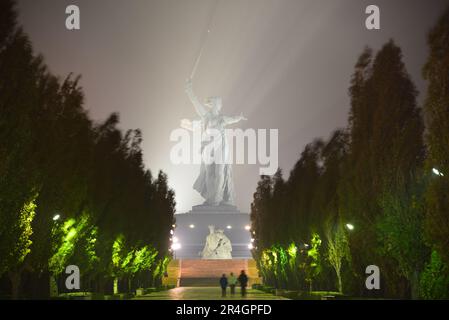 Volgograd, Russie - 3 novembre 2016. Monument Motherland appelle dans l'éclairage de nuit latéral Banque D'Images