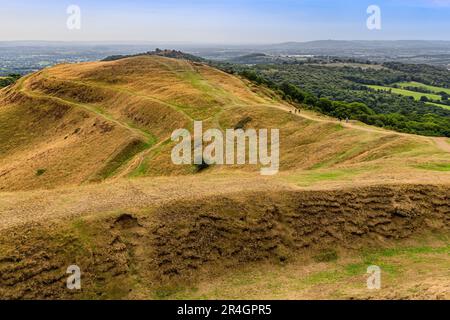 Vue vers le sud depuis British Camp/Herefordshire Beacon le long de la crête de Malvern Hills vers Millennium Hill, Herefordshire, Angleterre, Royaume-Uni Banque D'Images