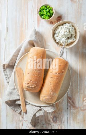 Sandwich maison et santé croquant du pain et fromage de fromage. Sandwich de printemps léger pour le petit déjeuner. Banque D'Images