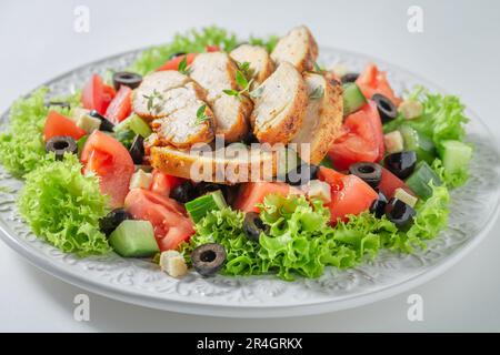 Salade César délicieuse et fraîche avec tomates, olives et laitue. Salade César traditionnelle. Banque D'Images