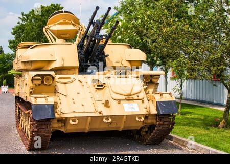 Vue de face d'un ZSU-23 4MP Shilka russe, pistolet antiaérien mobile en camouflage dans le désert, exposé devant le Musée de l'air de l'Armée de terre à Middle Wallop. Banque D'Images