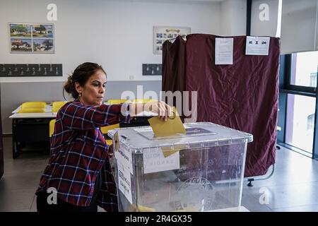 Une femme vote dans une urne lors du deuxième tour de l'élection présidentielle turque de 2023. La Turquie est allée aux urnes pour la deuxième fois pour les élections présidentielles. Banque D'Images