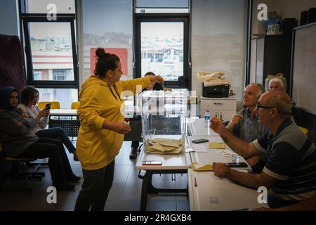 Une femme vote dans une urne lors du deuxième tour de l'élection présidentielle turque de 2023. La Turquie est allée aux urnes pour la deuxième fois pour les élections présidentielles. (Photo de Murat Kocabas / SOPA Images / Sipa USA) Banque D'Images