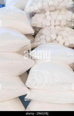 pile de cube et de sucre granulé dans des sacs transparents sur le marché Banque D'Images