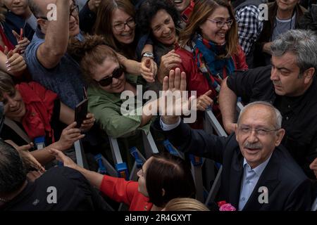 Ankara, Turquie. 28th mai 2023. Le candidat à la présidence de la Nation Alliance, Kemal Kilicdaroglu, arrive au bureau de vote de l'école primaire Argentine pour voter au deuxième tour de l'élection présidentielle turque de 2023. Crédit : SOPA Images Limited/Alamy Live News Banque D'Images