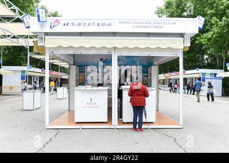 Madrid, Espagne. 26th mai 2023. Une femme visite le stand de la presse de l'Université de langue et de culture de Pékin sur le salon du livre de Madrid à Madrid, Espagne, sur 26 mai 2023. L'édition 82nd du salon du livre de Madrid se tient de 26 mai à 11 juin 2023 au parc El Retiro de Madrid. Credit: Gustavo Valiente/Xinhua/Alamy Live News Banque D'Images