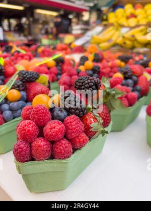 fruits, vue latérale délicieux framboises et baies forestières sur le comptoir du marché agricole. concept alimentaire sain avec mélange de fruits mûrs sur le marché Banque D'Images