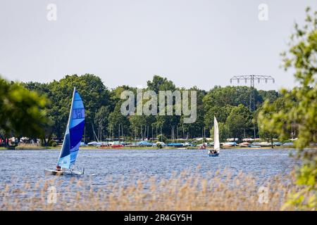 Senftenberg, Allemagne. 28th mai 2023. Les voiliers traversent le lac de Senftenberg sous le soleil le dimanche de la Pentecôte. Credit: Frank Hammerschmidt/dpa/Alay Live News Banque D'Images