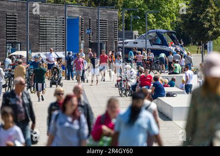 Senftenberg, Allemagne. 28th mai 2023. Les visiteurs se promènent sous le soleil dans le port de la ville, au lac de Senftenberg, le dimanche de la Pentecôte. Credit: Frank Hammerschmidt/dpa/Alay Live News Banque D'Images