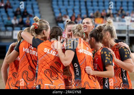 28th mai 2023 ; Ken Rosewall Arena, Sydney, Nouvelle-Galles du Sud, Australie : Suncorp Super Netball, Giants versus Queensland Firebirds ; Matisse Letherbarrow des Giants dans le caucus de l'équipe Banque D'Images