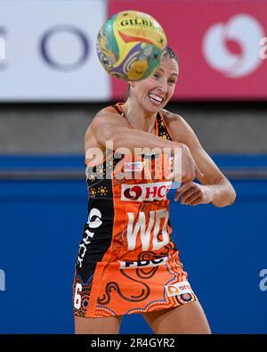 28th mai 2023 ; Ken Rosewall Arena, Sydney, Nouvelle-Galles du Sud, Australie : Suncorp Super Netball, Giants versus Queensland Firebirds ; Amy Parmenter des Giants passe le ballon Banque D'Images