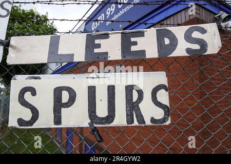 La signalisation à l'extérieur du stade d'Elland Road indique « Leeds Spurs » avant le match de la Premier League Leeds United contre Tottenham Hotspur à Elland Road, Leeds, Royaume-Uni, 28th mai 2023 (photo de James Heaton/News Images) Banque D'Images