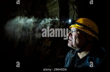 Un spélénieur explore Gaping Gill, la plus grande caverne de Grande-Bretagne, située dans le parc national de Yorkshire Dales alors qu'il ouvre au public ce week-end. Date de la photo: Dimanche 28 mai 2023. Banque D'Images